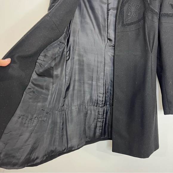 Black tailored embroidered belted fitted coat - Picture 11 of 11